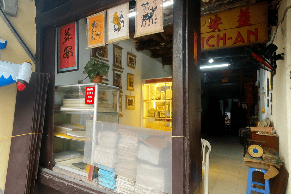 Located on Hang Can Street, this 130-year-old shop specializes in traditional Do paper